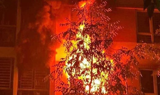 Đám cháy đã bùng phát lúc rạng sáng ở toà chung cư 6 tầng tại huyện Gia Lâm, Hà Nội. Ảnh: Người dân cung cấp