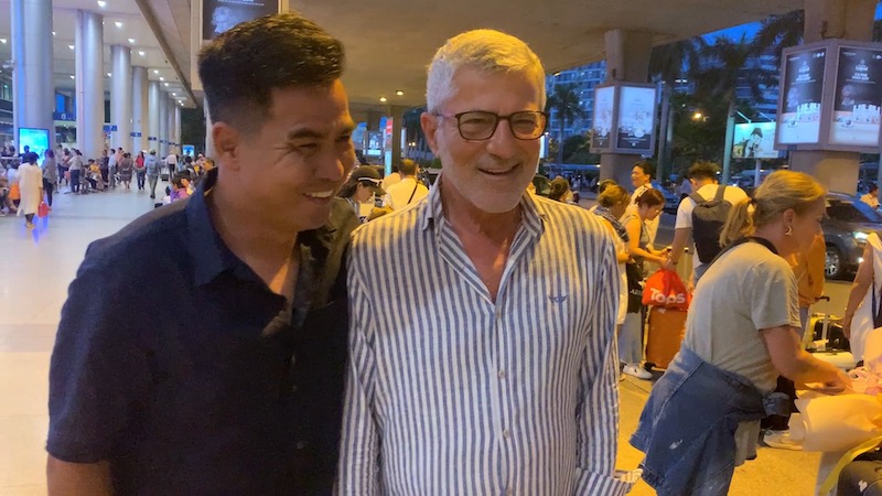 Cựu tuyển thủ Nguyễn Việt Thắng đón huấn luyện viên Calisto tại sân bay. Ảnh: Omedia