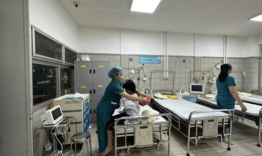 Các y bác sĩ Bệnh viện Bạch Mai chăm sóc cho bệnh nhi là nạn nhân trong vụ cháy chung cư mini ở Khương Hạ. Ảnh: Bệnh viện cung cấp