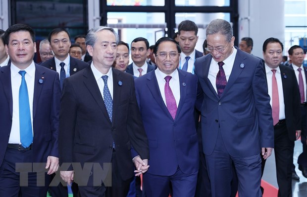 Thủ tướng Phạm Minh Chính đến tham quan khu gian hàng thương mại Việt Nam. Ảnh: TTXVN