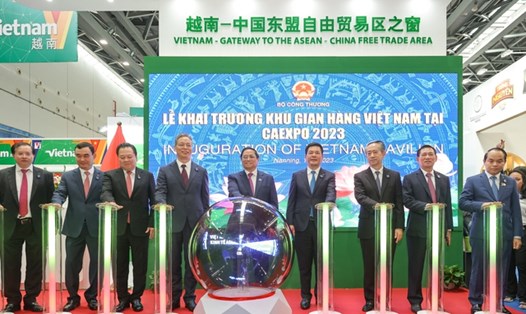 Thủ tướng Phạm Minh Chính và các đại biểu bấm nút khai trương khu gian hàng Việt Nam tại CAEXPO. Ảnh: VGP