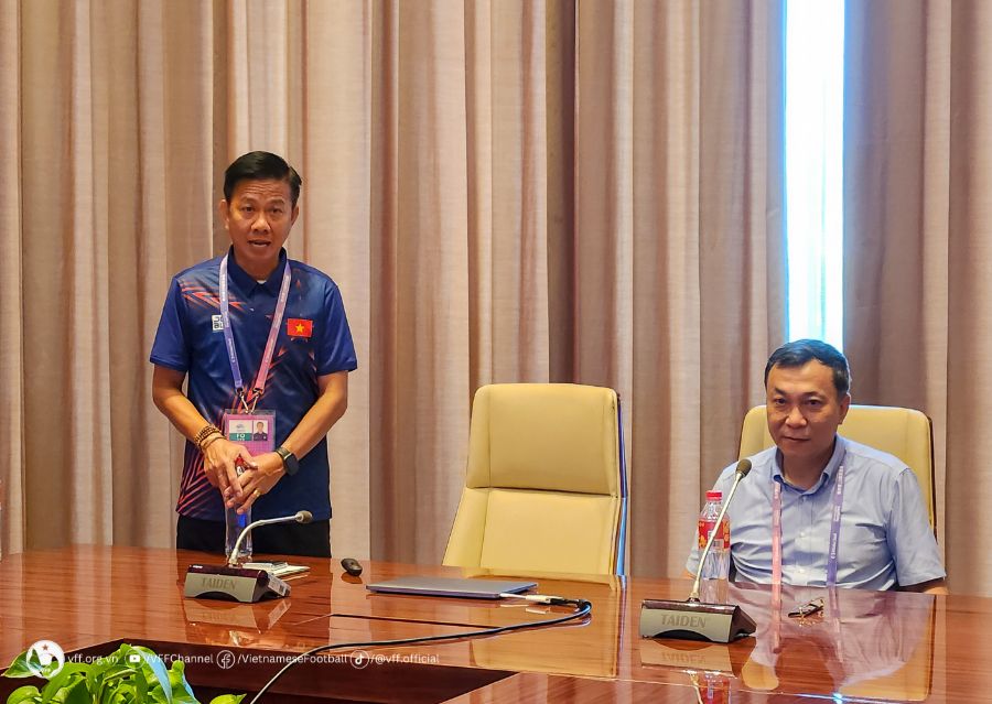 Huấn luyện viên Hoàng Anh Tuấn báo cáo với Chủ tịch VFF về sự chuẩn bị của đội Olympic Việt Nam cho ASIAD 19. Ảnh: VFF