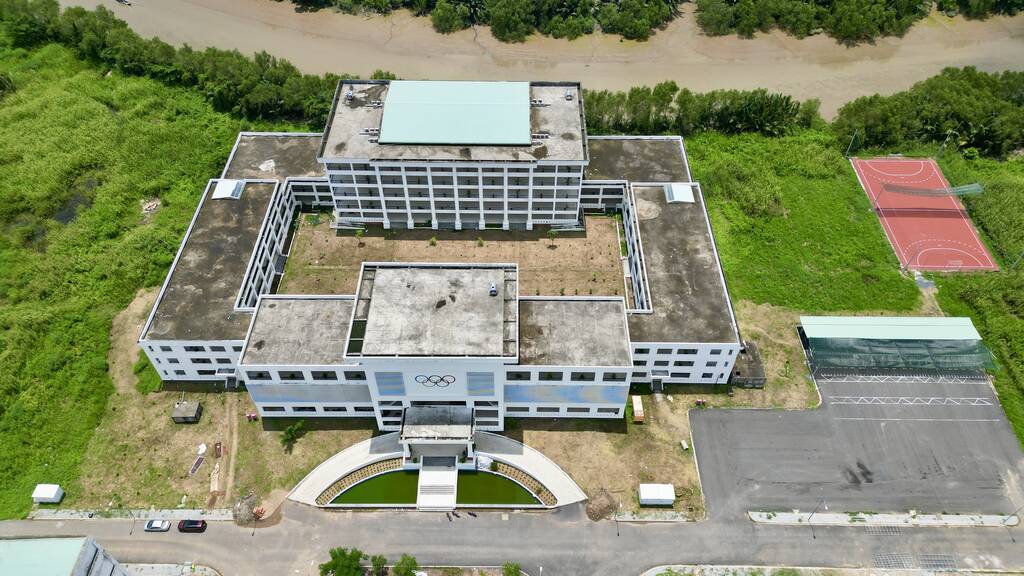 Ngoài cơ sở mới ở huyện Nhà Bè và trụ sở chính ở Quận 3, Trường Đại học Mở TPHCM còn có 5 cơ sở khác ở TPHCM, Đồng Nai, Bình Dương, Khánh Hòa. Năm nay, trường này tuyển 5.050 sinh viên.