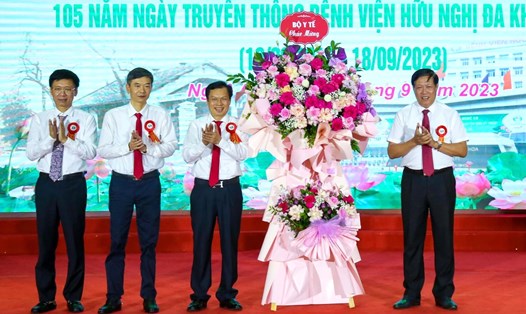 Lãnh đạo Bộ Y tế tặng hoa chúc mừng Bệnh viện Hữu nghị Đa khoa Nghệ An nhân lễ kỷ niệm 105 ngày truyền thống.