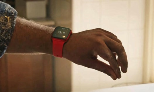 Với Apple Watch Series 9, người dùng chỉ cần chạm 2 ngón tay vào nhau để ra lệnh cho đồng hồ. Ảnh: Apple