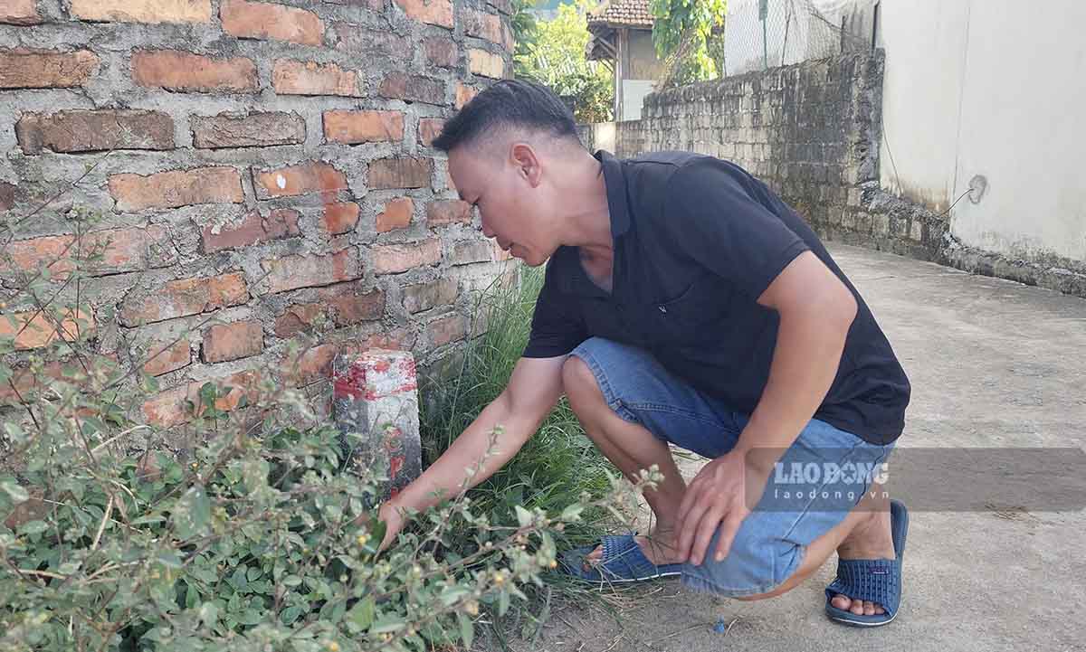 Anh Nguyễn Duy Nam chỉ cho phóng viên mốc giải phóng mặt bằng được cắm trước khi thực hiện dự án. Ảnh: Văn Thành Chương