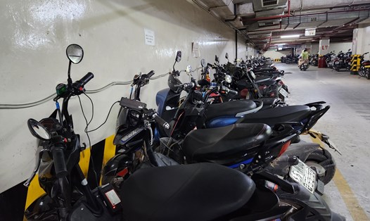 Nhiều chung cư thương mại đang bố trí chỗ sạc xe máy điện, xe đạp điện dưới tầng hầm. Ảnh: Cao Nguyên.