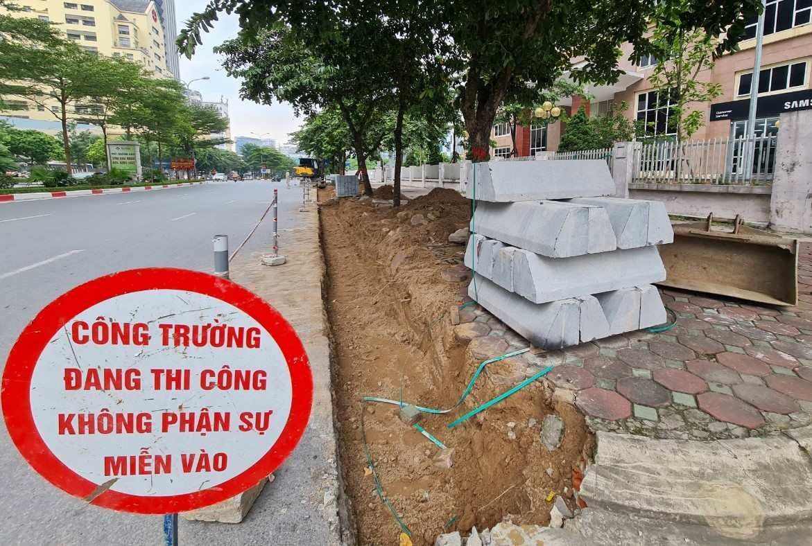 Vỉa hè tuyến phố Phạm Văn Bạch (phường Yên Hòa, Cầu Giấy) đang được thi công thay thế gạch lát chiều 17.9. Ảnh: Cẩm Hà