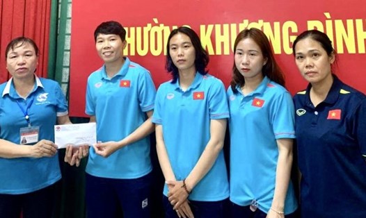 Đại diện đội tuyển nữ Việt Nam ủng hộ các nạn nhân trong vụ cháy chung cư mini tại Hà Nội. Ảnh: Hoàng Công