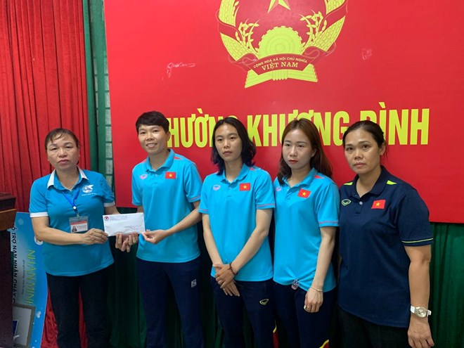 Tuyển nữ Việt Nam hỗ trợ gia đình các nạn nhân vụ cháy chung cư mini