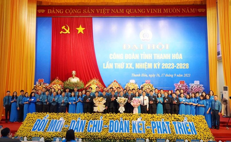 Ban Chấp hành LĐLĐ tỉnh Thanh Hóa nhiệm kỳ 2023-2028 ra mắt đại hội và chụp ảnh lưu niệm cùng lãnh đạo Tổng LĐLĐ Việt Nam. Ảnh: Quách Du