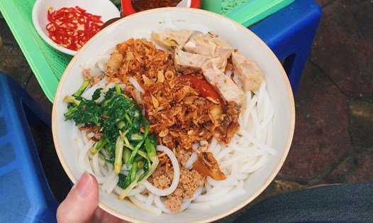Canh bún cua ngày nay có thêm nhiều topping hơn cho thực khách lựa chọn. Ảnh: Foody