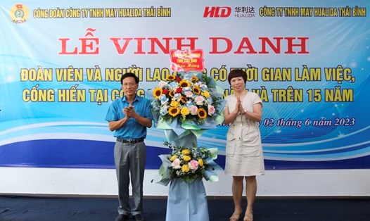 Phó Chủ tịch LĐLĐ tỉnh Thái Bình Nguyễn Thanh Bình tại lễ vinh danh người lao động. Ảnh: Bá Mạnh