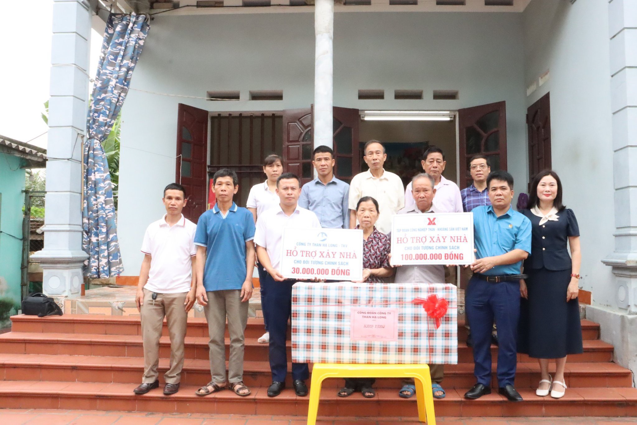 Đoàn công tác trao kinh phí hỗ trợ xây dựng và sửa chữa nhà ở tới gia đình công nhân Nguyễn Mạnh Hưng tại thôn Mậu Công xã Quảng Trung, huyện Tứ Kỳ, tỉnh Hải Dương. Ảnh: TKV.