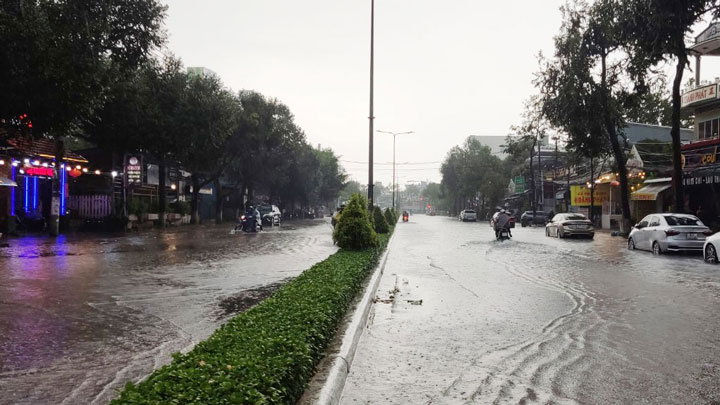 Đường Trần Văn Hoài (quận Ninh Kiều), mặt đường ngập sâu trong nước từ 30-50cm. Nhiều phương tiện di chuyển qua đây bị chết máy, rất khó khăn.