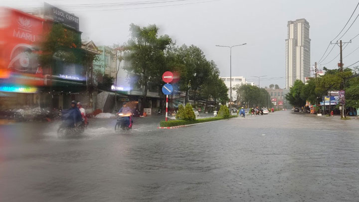 Khoảng 16h15p, mưa lớn kéo dài trút xuống trung tâm TP Cần Thơ khiến nhiều tuyến đường như Mậu Thân, Cách mạng Tháng 8, Trần Văn Hoài,…bị ngập sâu, việc đi lại của người dân gặp nhiều khó khăn.