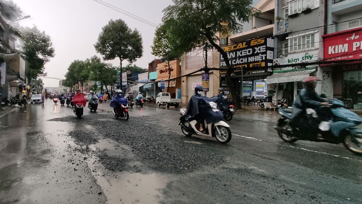 Được biết, đường Trần Hưng Đạo thuộc 1/32 tuyến đường nằm trong dự án Cải tạo hệ thống thoát nước trung tâm quận Ninh Kiều, khởi công từ tháng 8.2022, thời gian thi công trong 20 tháng.