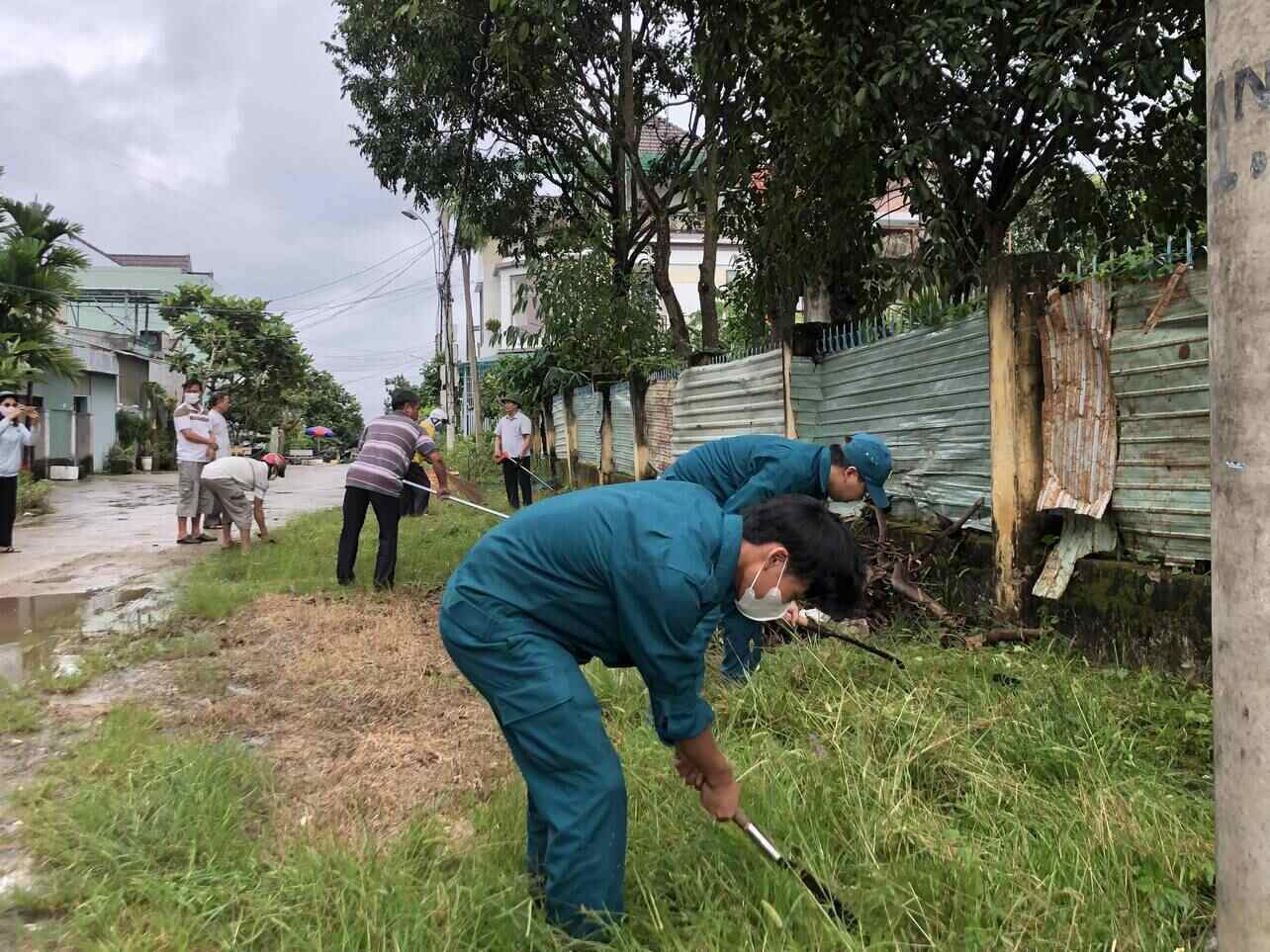 Phát quang cỏ dại, bụi rậm để diệt muỗi, bọ gậy. Ảnh: Lê Nguyên 