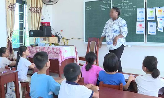 Tiết học thí điểm môn Tiếng Anh với người nước ngoài tại một trường trên địa bàn huyện Hưng Hà trong dịp hè năm học 2022 - 2023. Ảnh cắt từ clip