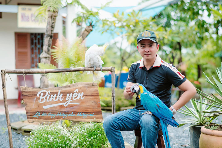 Anh Nguyễn Hoàng Khang bên khu vườn nhiệt đới dành cho thú cưng vui chơi. Ảnh: Yến Phương
