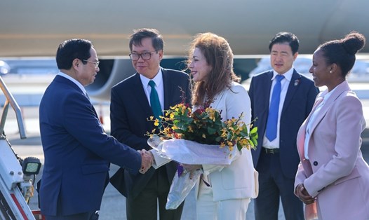 Vào lúc 16h45 ngày 17.9 (giờ địa phương), Thủ tướng Chính phủ Phạm Minh Chính và đoàn đại biểu Việt Nam tới sân bay quốc tế San Francisco, bang California, Mỹ. Ảnh: VGP