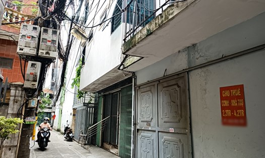 Nhiều chung cư mini trong phố Khương Hạ (quận Thanh Xuân, Hà Nội) được xây dựng để kinh doanh nhà trọ. Ảnh: Thu Giang