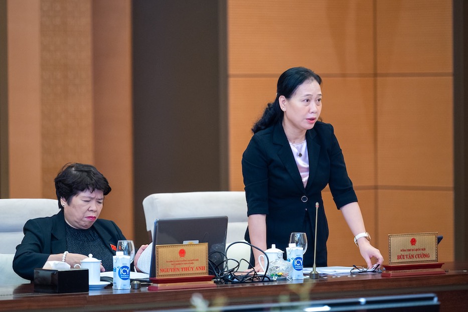 Phó chủ nhiệm Văn phòng Quốc hội Nguyễn Thị Thúy Ngần trình bày báo cáo thẩm tra. Ảnh: Phạm Đông