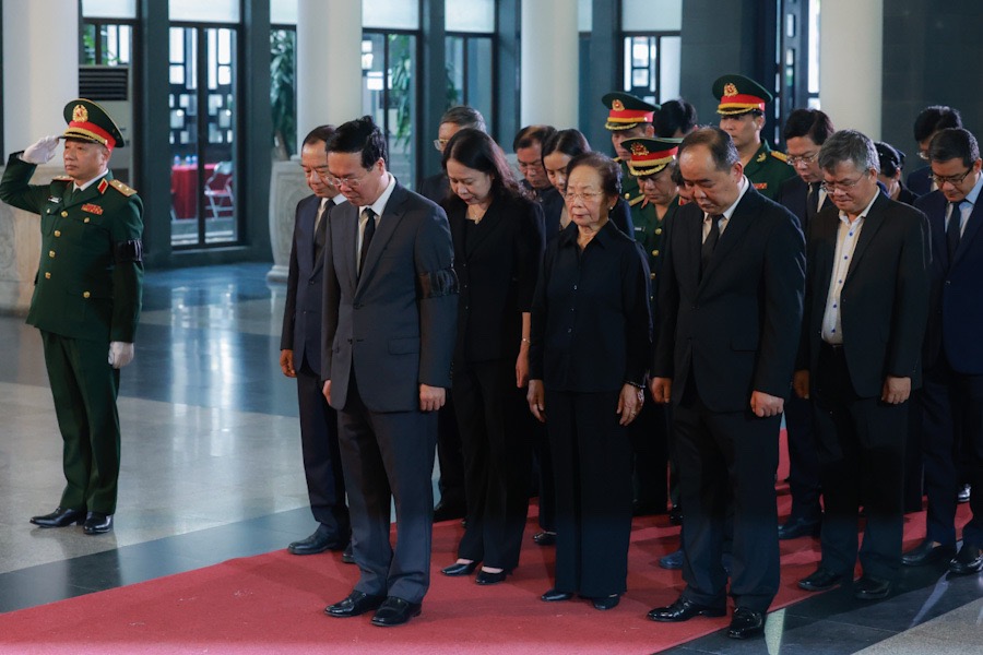Đoàn Chủ tịch nước do Chủ tịch nước Võ Văn Thưởng dẫn đầu vào viếng. Ảnh: Hải Nguyễn