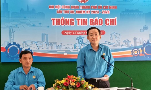 Ông Phùng Thái Quang - Phó Chủ tịch LĐLĐ TPHCM (người đứng) - thông tin về Đại hội Công đoàn TPHCM lần thứ XII. Ảnh: Nam Dương