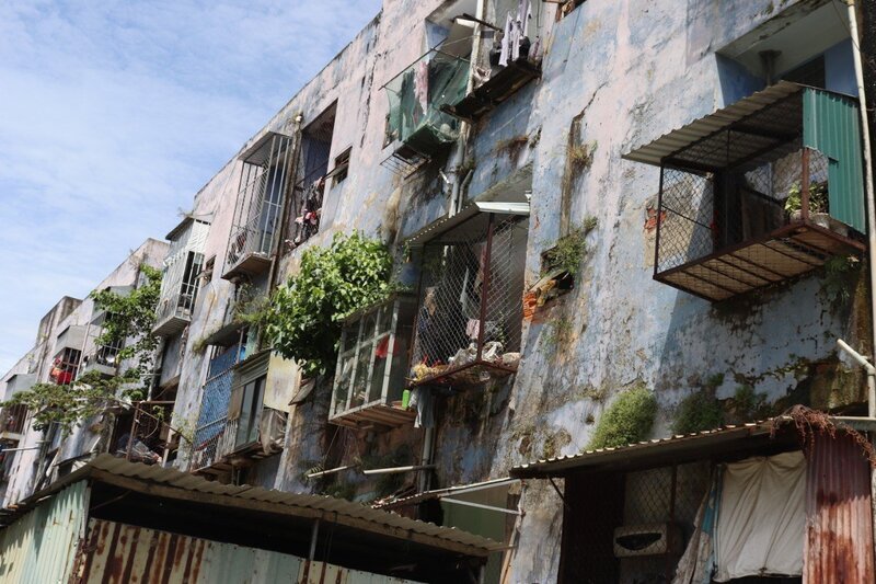 Mặc khác tại các chung cư của Đà Nẵng, tình trạng người dân cơi nới, làm chuồng cọp ở sau nhà vô tình bịt kín lối thoát hiểm của căn nhà.