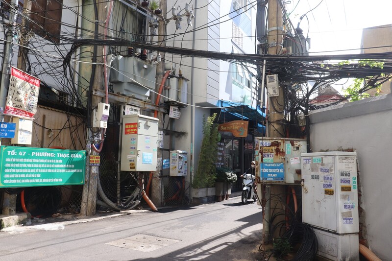 Tại một con hẻm trên đường Nguyễn Văn Linh, TP Đà Nẵng, các tủ điện, dây điện được thiết kế chằn chịt chẳng khác gì mạng nhện.