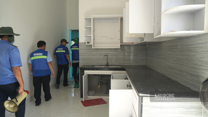 Theo ghi nhận của phóng viên, ngay từ sáng sớm, lực lượng cưỡng chế đã có mặt và điều động các phương tiện, nhân lực thực hiện cưỡng chế 14 căn biệt thự.