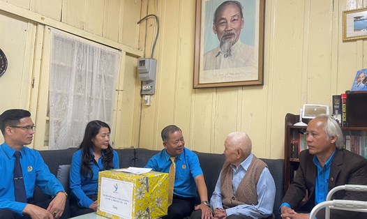 Đoàn đến thăm hỏi, tặng quà cụ Lê Xuân Ái - Nguyên Phó Thư ký Liên hiệp Công đoàn tỉnh Lâm Đồng. Ảnh: Mai Hương