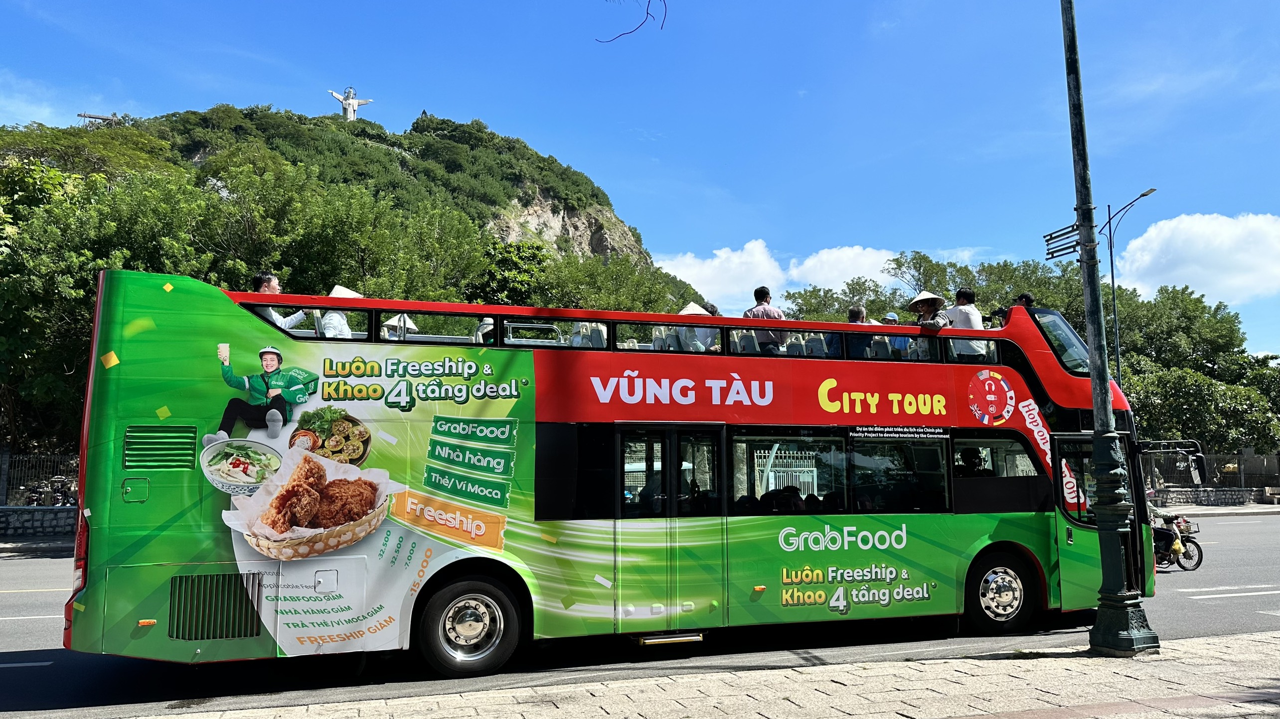 Tuyến xe buýt dừng để giới thiệu về tượng Kito Vua (Chúa giang tay), một điểm đến nổi tiếng tại TP Vũng Tàu. Ảnh: Thành An