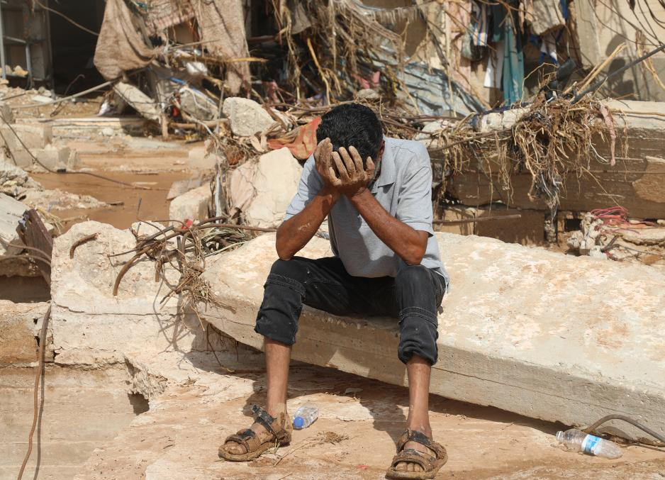 Một người dân đau đớn khi mất người thân sau trận lũ lụt kinh hoàng do vỡ đập. Ảnh: Xinhua