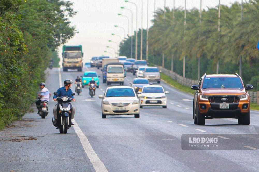 Tình trạng xe máy đi vào đường cấm trên cao tốc Đại lộ Thăng Long đã diễn ra từ lâu. Dù lực lượng Cảnh sát giao thông đã liên tục xử lý, tuyên truyền, nhưng cứ vắng bóng lực lượng chức năng thì cả loạt xe máy lại nối đuôi nhau đi vào.