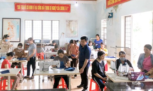 Người lao động ở huyện Đắk Song tham gia lớp dạy nghề may mặc. Ảnh: Bảo Lâm