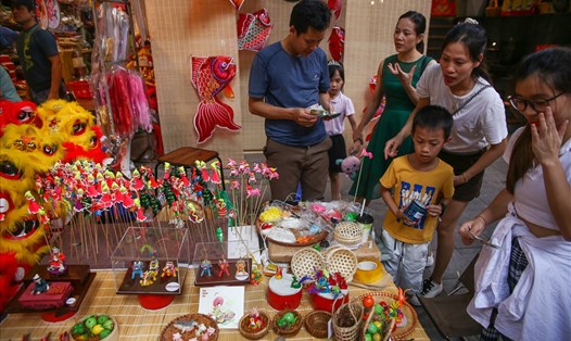 Du khách và các em nhỏ sẽ có những trải nghiệm Tết Trung thu thú vị khi đến khu phố cổ Hà Nội. Ảnh: An Nhiên