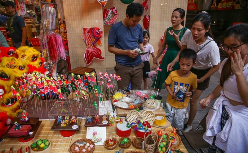 Du khách và các em nhỏ sẽ có những trải nghiệm Tết Trung thu thú vị khi đến khu phố cổ Hà Nội. Ảnh: An Nhiên