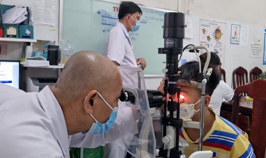 Từ ngày 11.9 đến 18.9 số ca mắc bệnh đau mắt đỏ ở tỉnh Vĩnh Long đang có chiều hướng tăng lên khoảng 100 ca bệnh/ngày. Ảnh: Hoàng Lộc