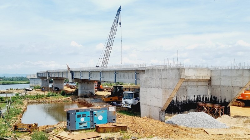 Với lý do tương tự, cầu Tam Tiến, huyện Núi Thành do nhà thầu Thanh Tùng thi công cũng đã chậm tiến độ gần 1 năm. Dự án có chiều dài 4,18km, kinh phí 220 tỉ đồng. Ảnh Hoàng Bin 