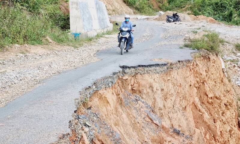 3 tuyến ĐH1, ĐH2 và ĐH5 dài hơn 70km lên huyện miền núi Phước Sơn, Quảng Nam được đầu tư sửa chữa gần 400 tỉ đồng. 3 năm qua, tiến độ rất chậm. Mỗi mùa mưa bão, đường sạt lở nghiêm trọng, tiềm ẩn nguy cơ mất an toàn đối với 5.000 hộ dân. Ảnh: Hoàng Bin 