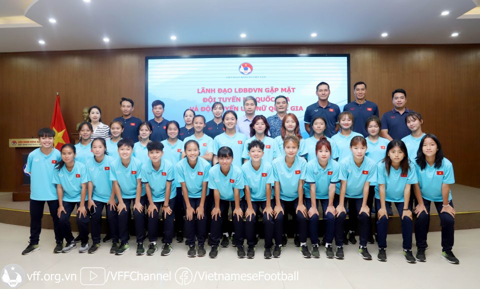 Đội tuyển U17 nữ Việt Nam chụp ảnh cùng lãnh đạo VFF. Ảnh: VFF
