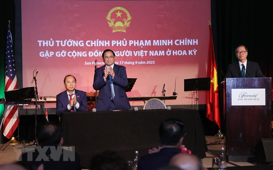 Thủ tướng Phạm Minh Chính cùng Đại sứ Việt Nam tại Mỹ Nguyễn Quốc Dũng (trái) và Tổng lãnh sự Việt Nam tại San Francisco Hoàng Anh Tuấn (phải). Ảnh: TTXVN