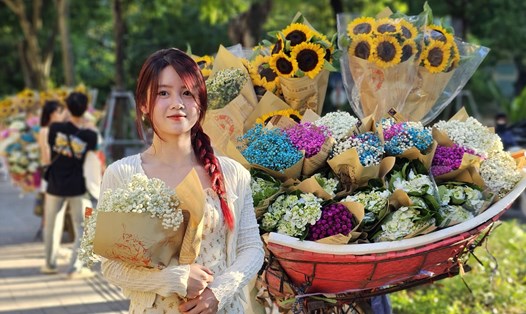 Trong tiết trời thu Hà Nội dễ chịu, nhiều bạn trẻ đến phố Phan Đình Phùng chụp ảnh bên những xe hoa. Ảnh: Phúc Đạt. 