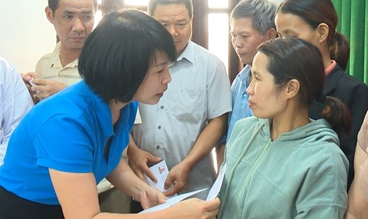 Chủ tịch Công đoàn Xây dựng Việt Nam Nguyễn Thị Thủy Lệ trao quà cho người lao động thuộc Công đoàn ngành Xây dựng Quảng Trị trong Tháng Công nhân 2023. Ảnh: CĐXDVN
