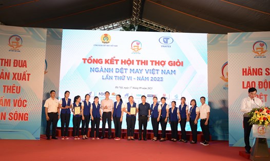Phó Chủ tịch Tổng Liên đoàn Lao động Việt Nam Ngọ Duy Hiểu (thứ 6 từ trái sang) trao thưởng tại Hội thi. Ảnh: Vĩnh Hồng