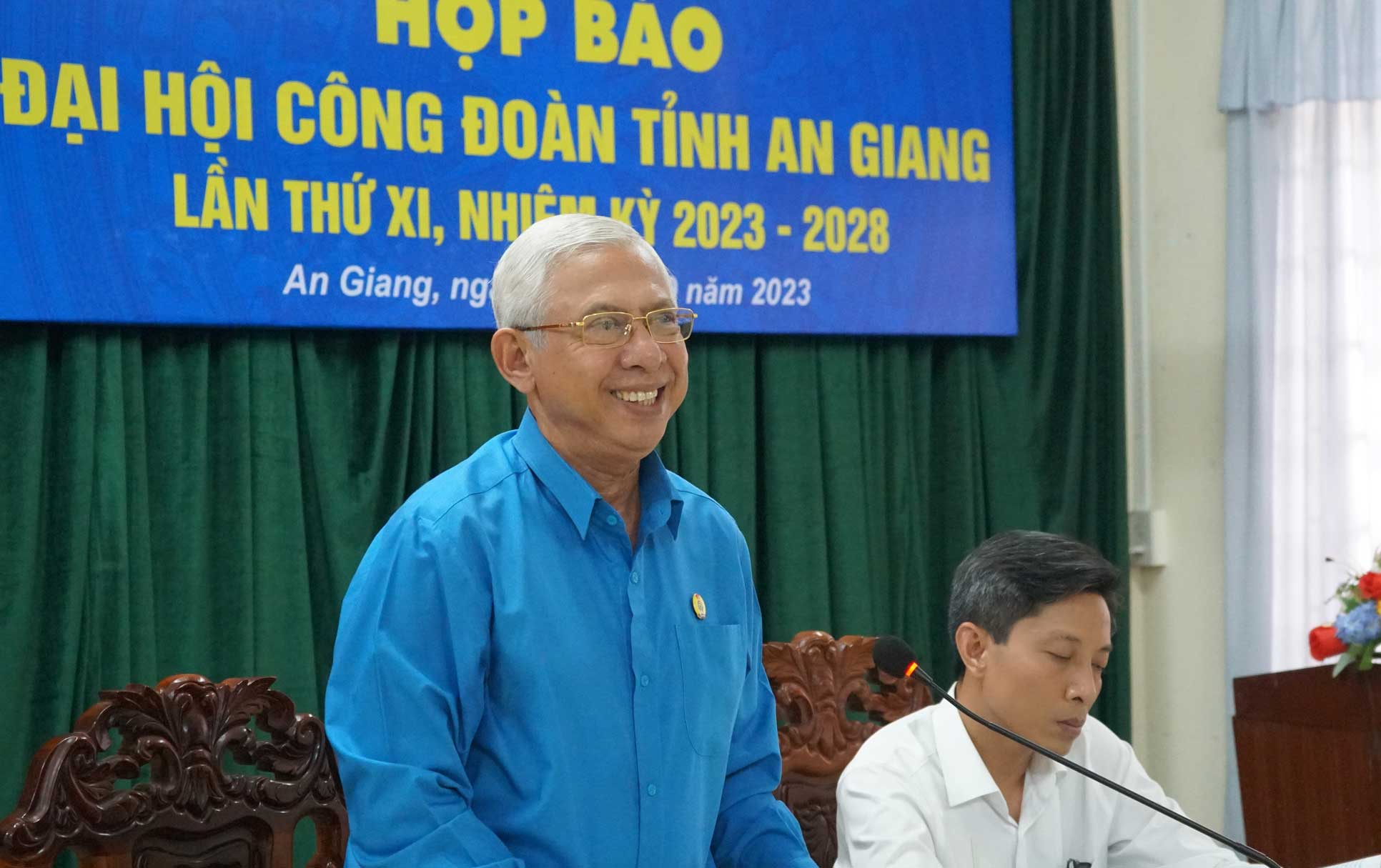 Chủ tịch LĐLĐ tỉnh An Giang Nguyễn Thiện Phú chủ trì Họp báo. Ảnh: Mỹ Ly