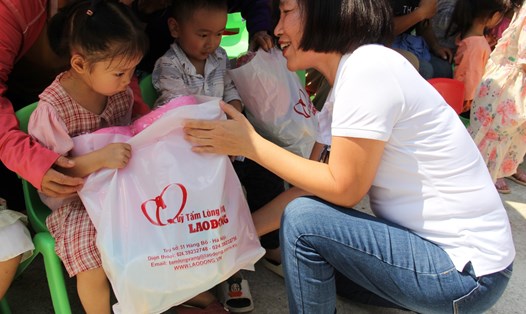 Thông qua sự kết nối của LĐLĐ tỉnh Cao Bằng, Quỹ XHTT Tấm lòng Vàng trao nhiều phần quà đến tay các em học sinh nơi biên cương. Ảnh: Tân Văn