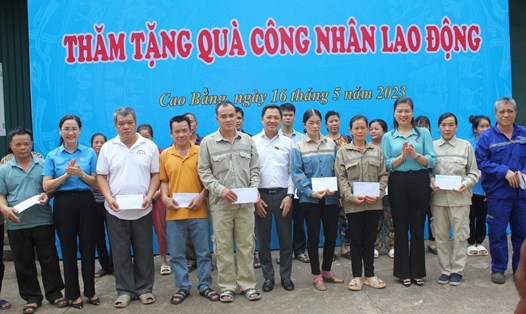Công đoàn tỉnh Cao Bằng tổ chức thăm tặng quà công nhân, NLĐ. Ảnh: ĐVCC